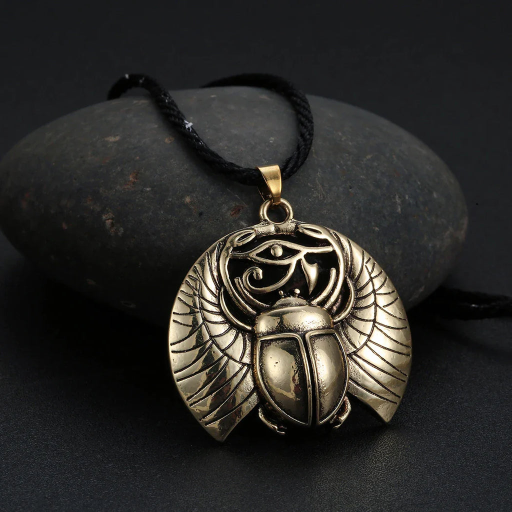 Collar con Colgante Escarabajo y Ojo de Horus Egipcio en oro rosa