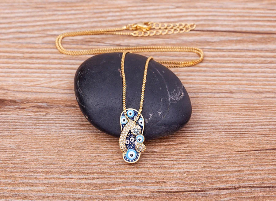 Collar con colgante de lengua ojo azul y circonio