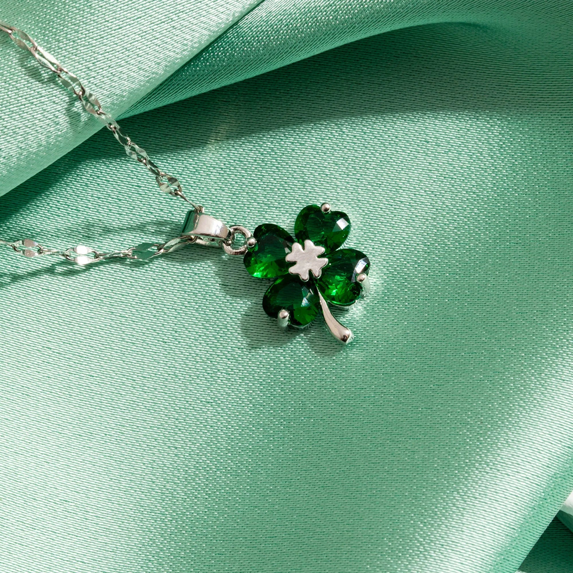Collar con Colgante de Trébol de 4 Hojas Color plata y verde
