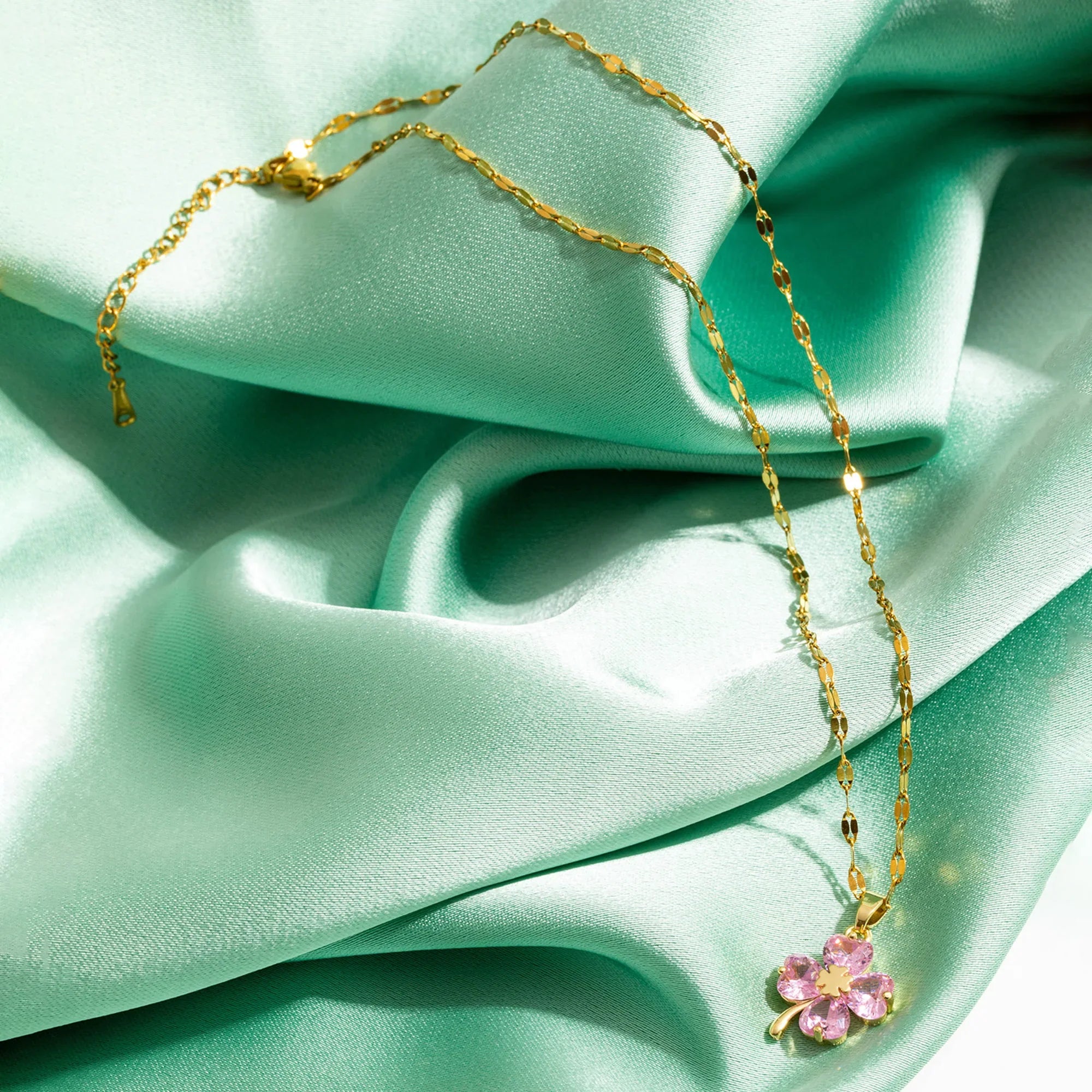 Collar con Colgante de Trébol de 4 Hojas Color oro y rosa