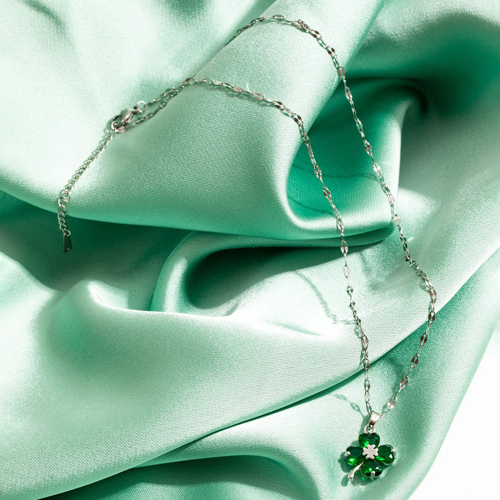 Collar con Colgante de Trébol de 4 Hojas Color plata y verde