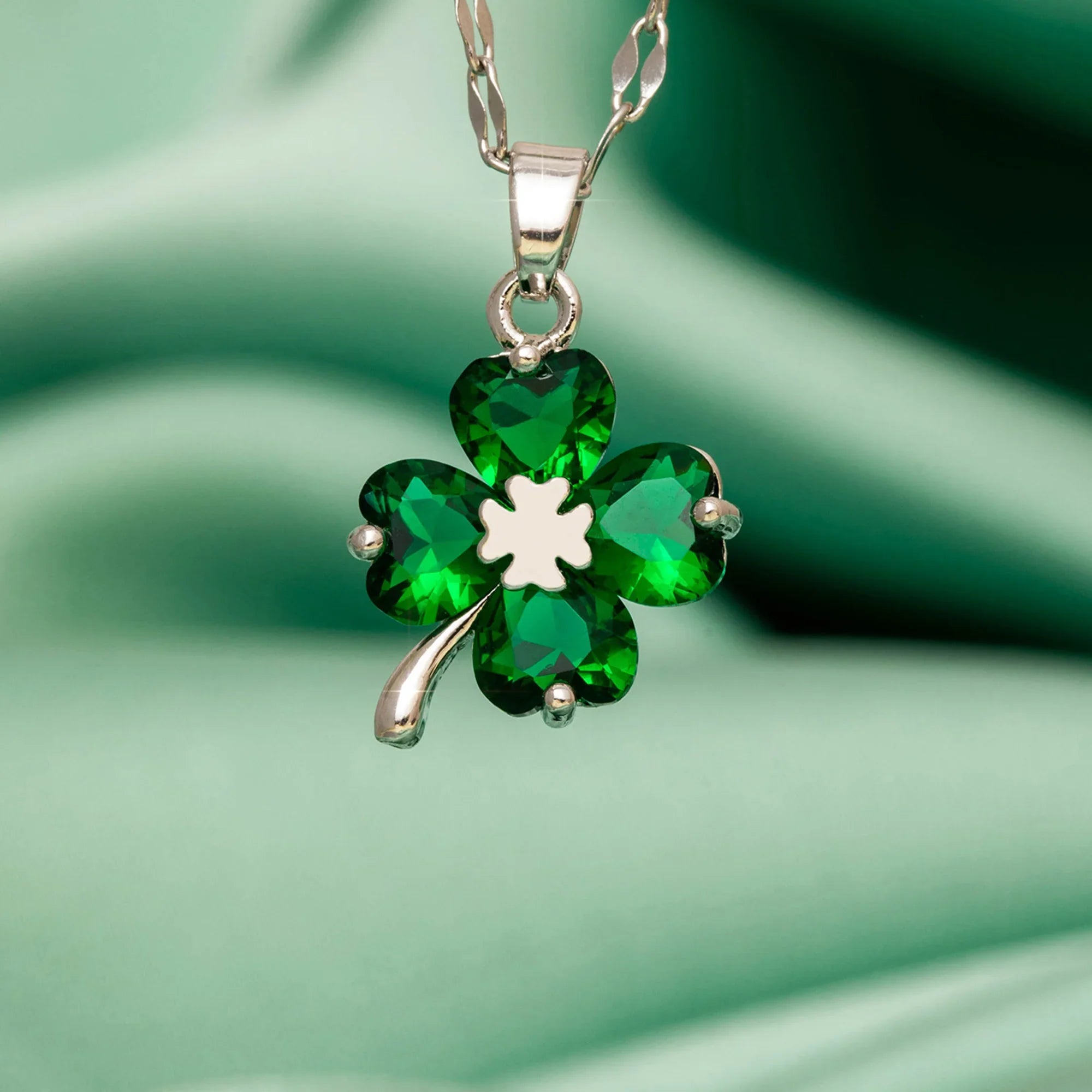 Collar con Colgante de Trébol de 4 Hojas Color plata y verde
