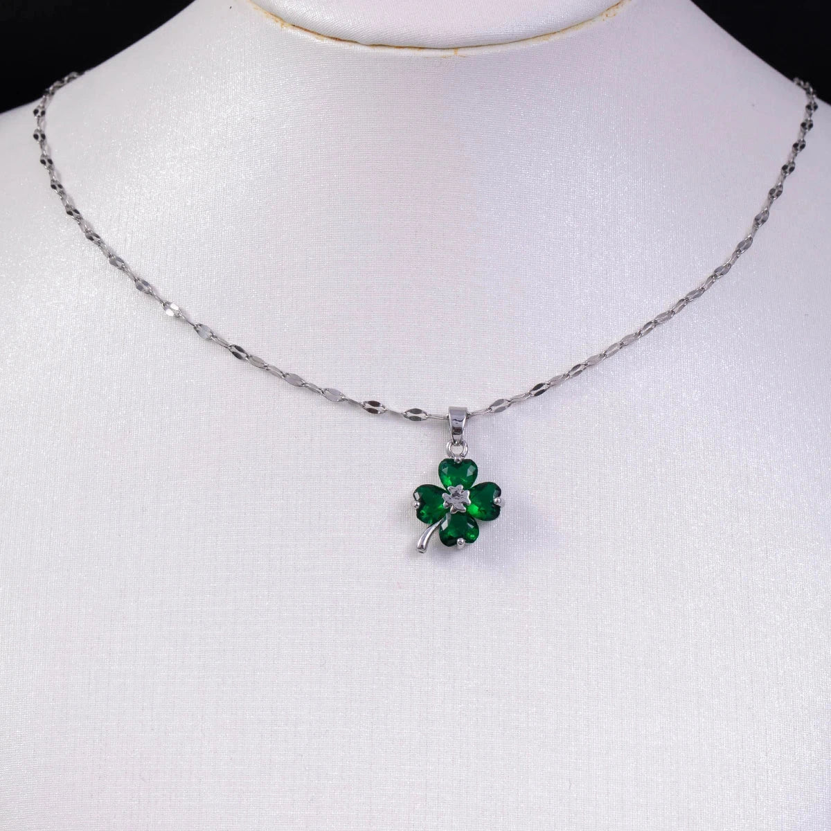 Collar con Colgante de Trébol de 4 Hojas Color plata y verde