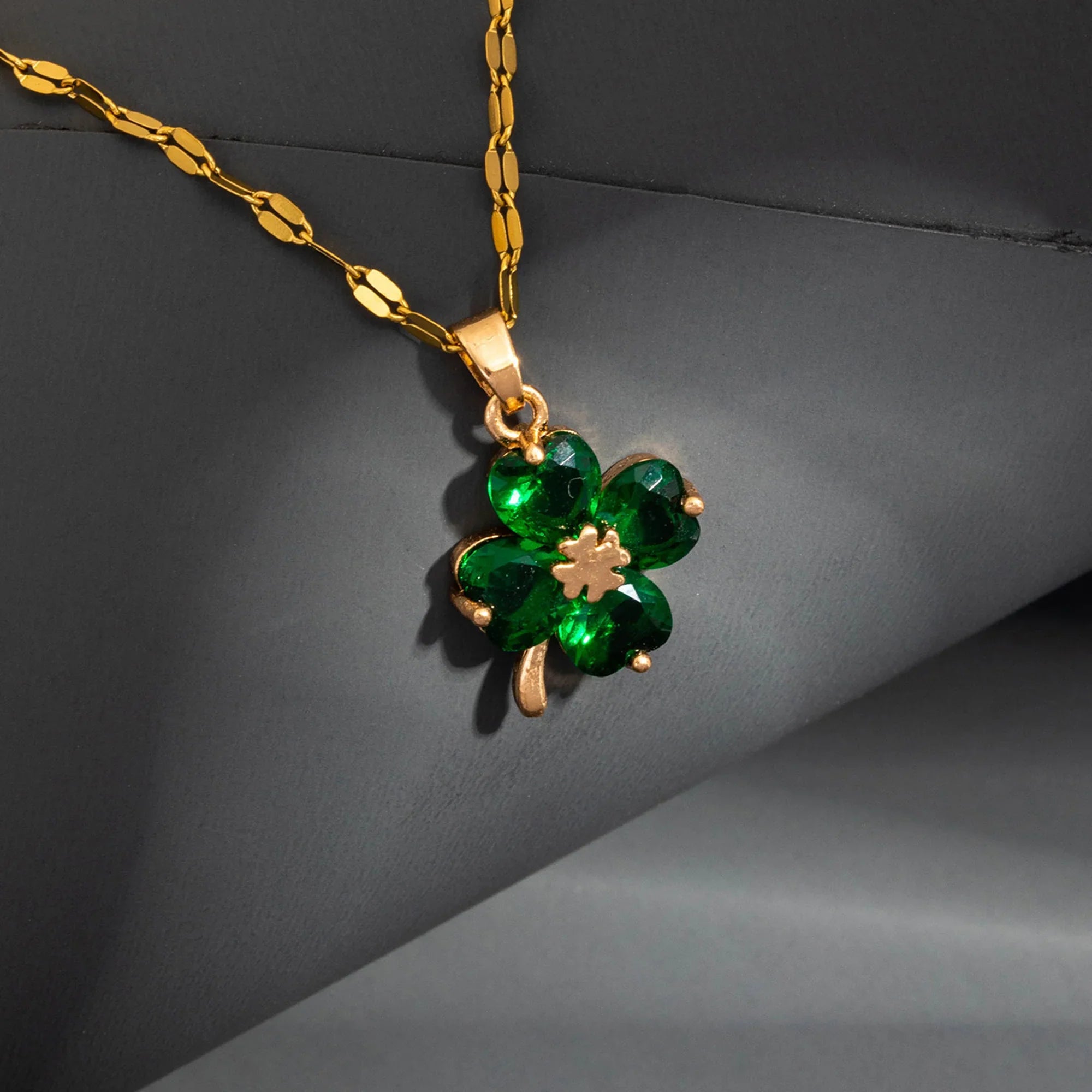 Collar con Colgante de Trébol de 4 Hojas Color oro y verde