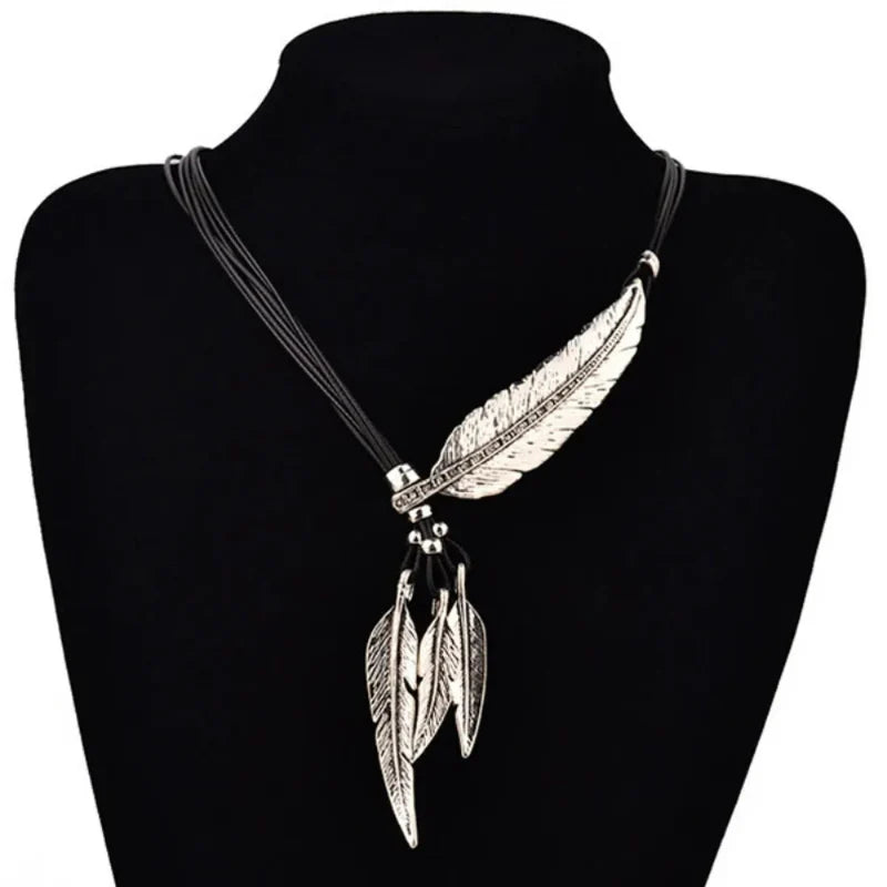 Collar con Colgante de Plumas plata