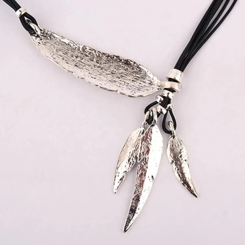 Collar con Colgante de Plumas plata