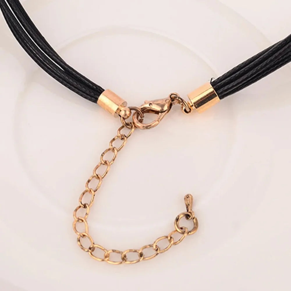 Collar y colgante de plumas
