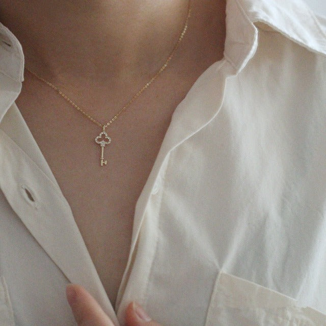 Collar de plata con colgante de llave para mujer oro