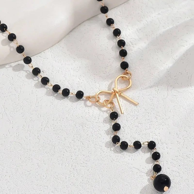 Collar de Perlas con Colgante de Nudo negro