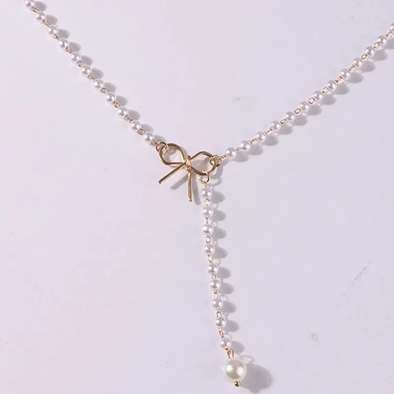 Collar de Perlas con Colgante de Nudo blanco