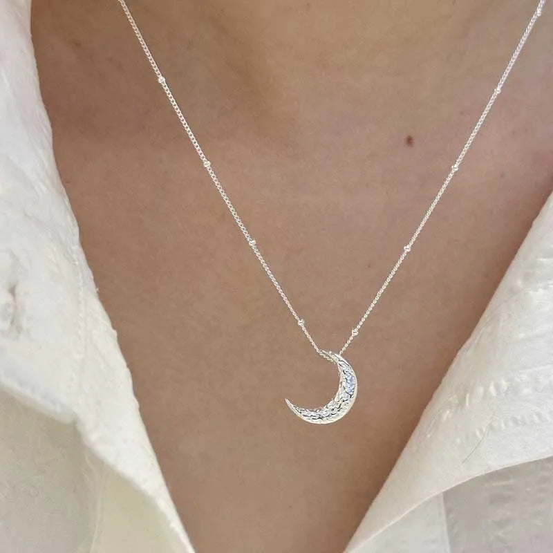 Collar Discreto con Colgante de Luna