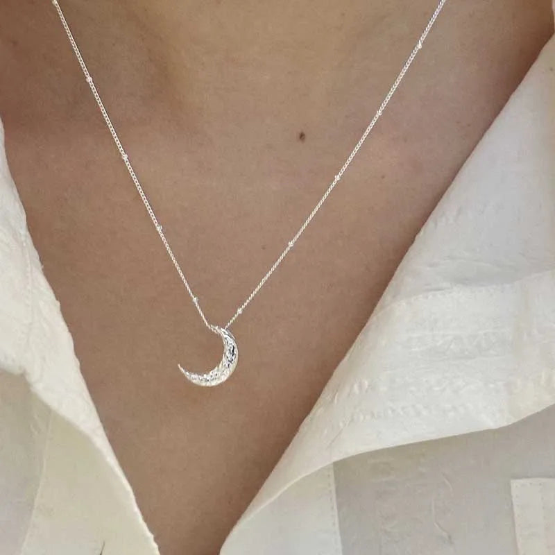 Collar Discreto con Colgante de Luna
