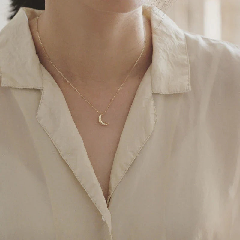 Collar Discreto con Colgante de Luna para Mujer oro