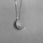 Collar Discreto con Colgante de Luna para Mujer plata
