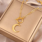 Collar Elegante con Colgante de Luna