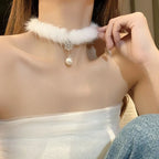 Collar Gargantilla Elegante de Plumas con Colgante de Perla