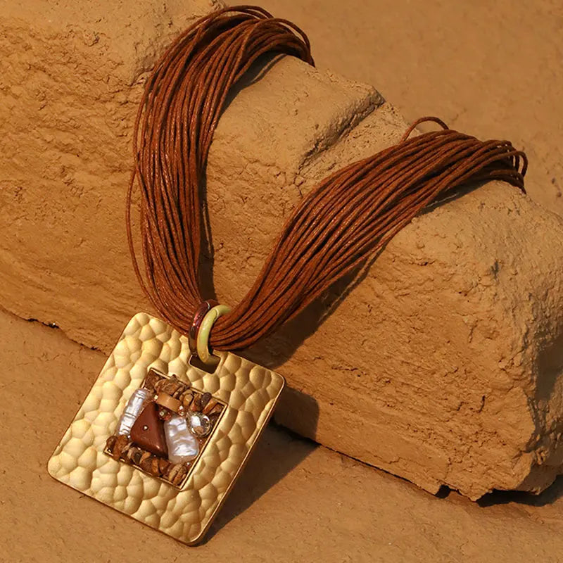 Collar de Cuerdas con Colgante Cuadrado marrón