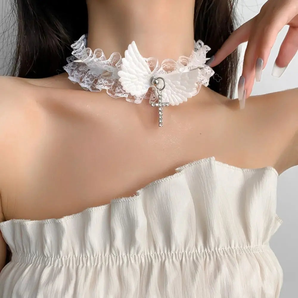 Collier en dentelle avec pendentif ailes d'ange