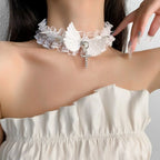 Collier en dentelle avec pendentif ailes d'ange