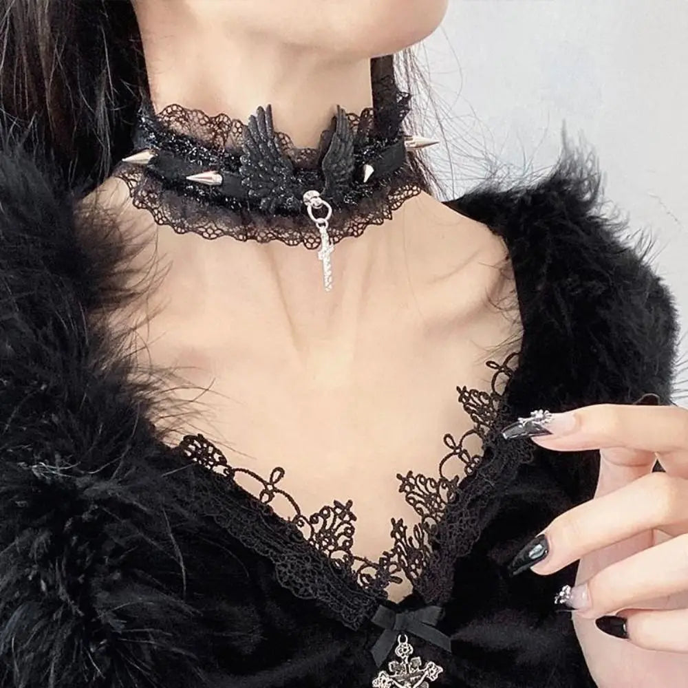 Collier en dentelle avec pendentif ailes d'ange