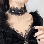 Collier en dentelle avec pendentif ailes d'ange
