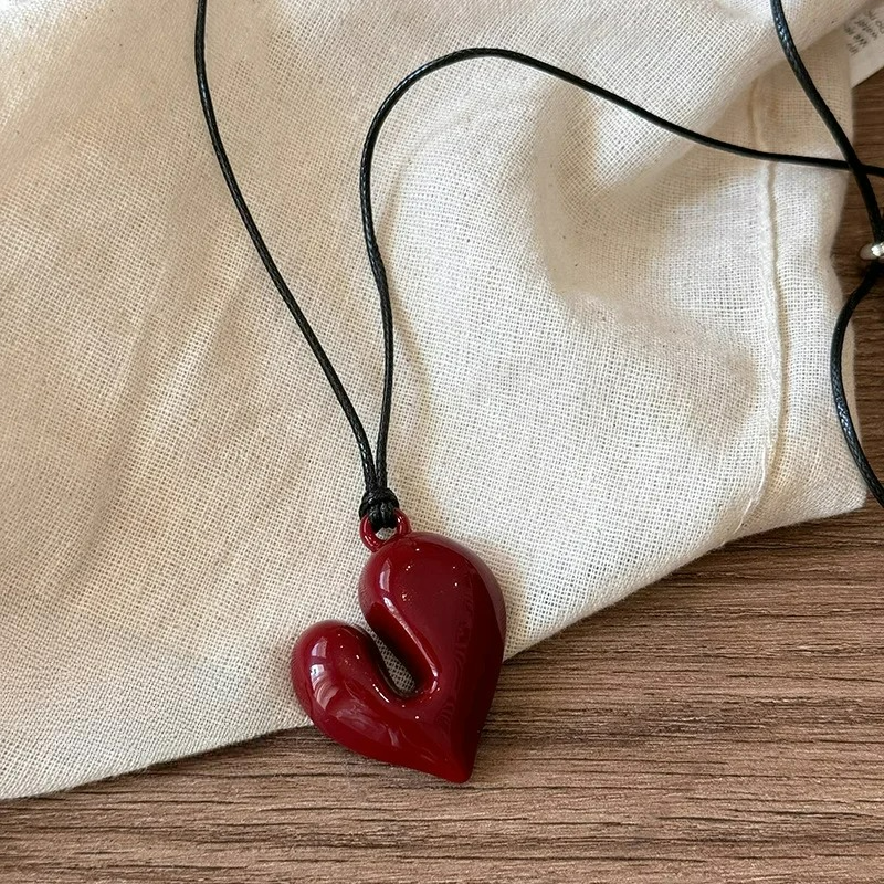 Collar de Cordón con Colgante de Corazón rojo