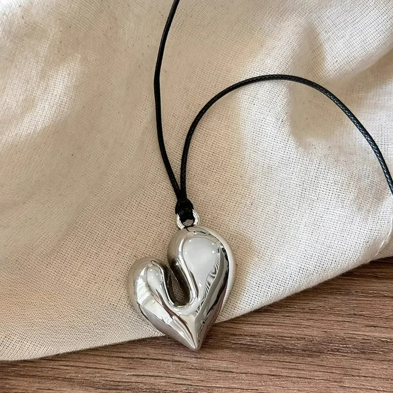 Collar de Cordón con Colgante de Corazón plateado