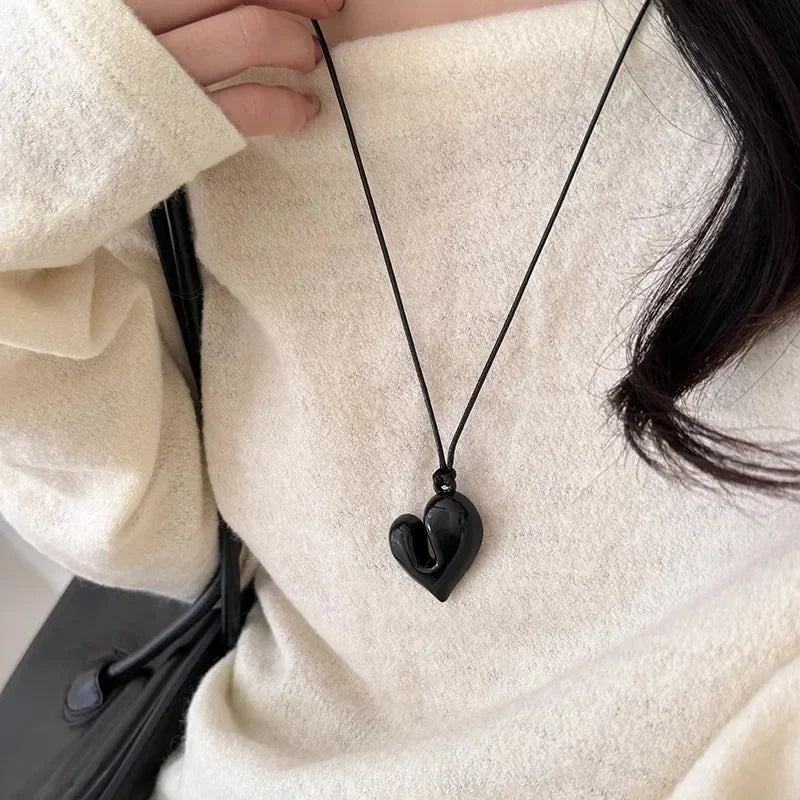 Collar de Cordón con Colgante de Corazón negro