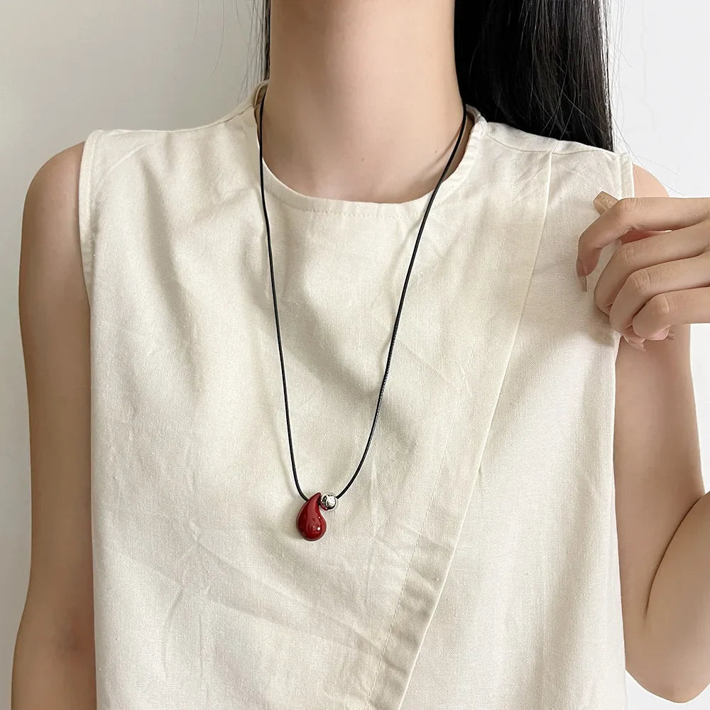 Collar de Cordón con Colgante de Gota de Agua rojo