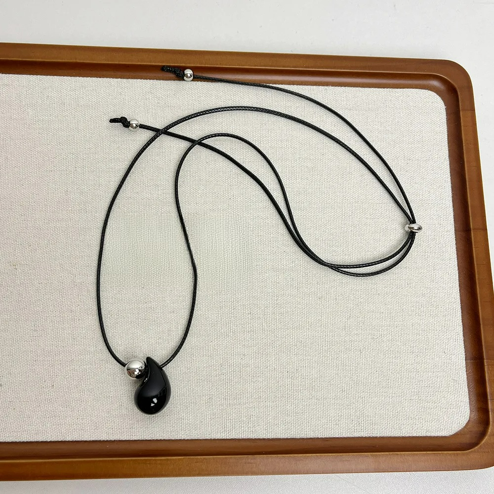 Collar de Cordón con Colgante de Gota de Agua negro