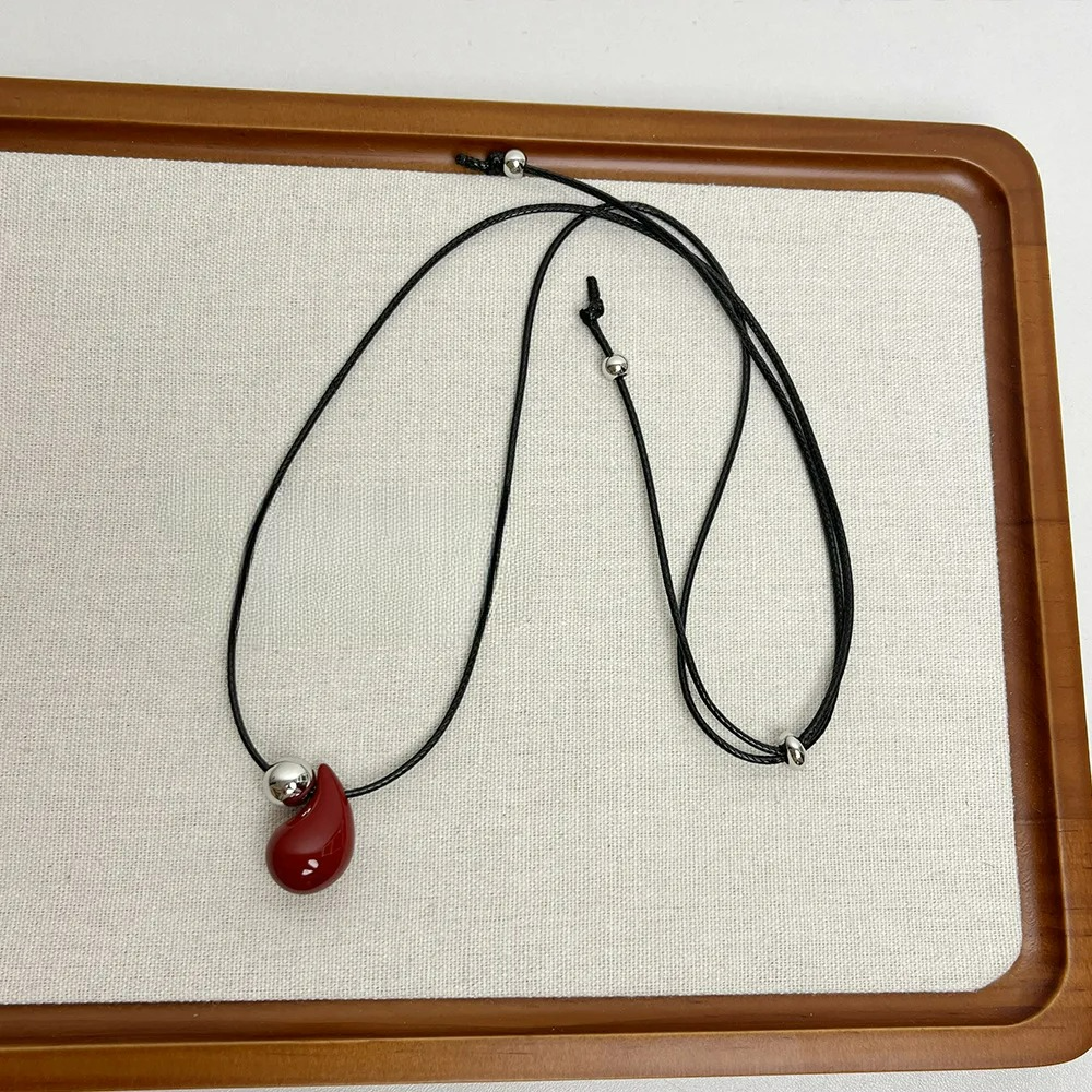 Collar de Cordón con Colgante de Gota de Agua rojo