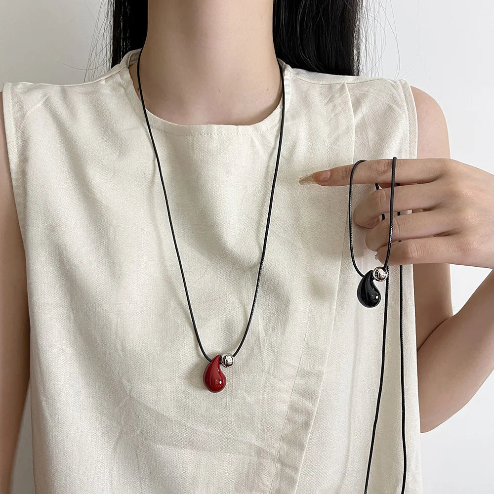 Collar de Cordón con Colgante de Gota de Agua rojo