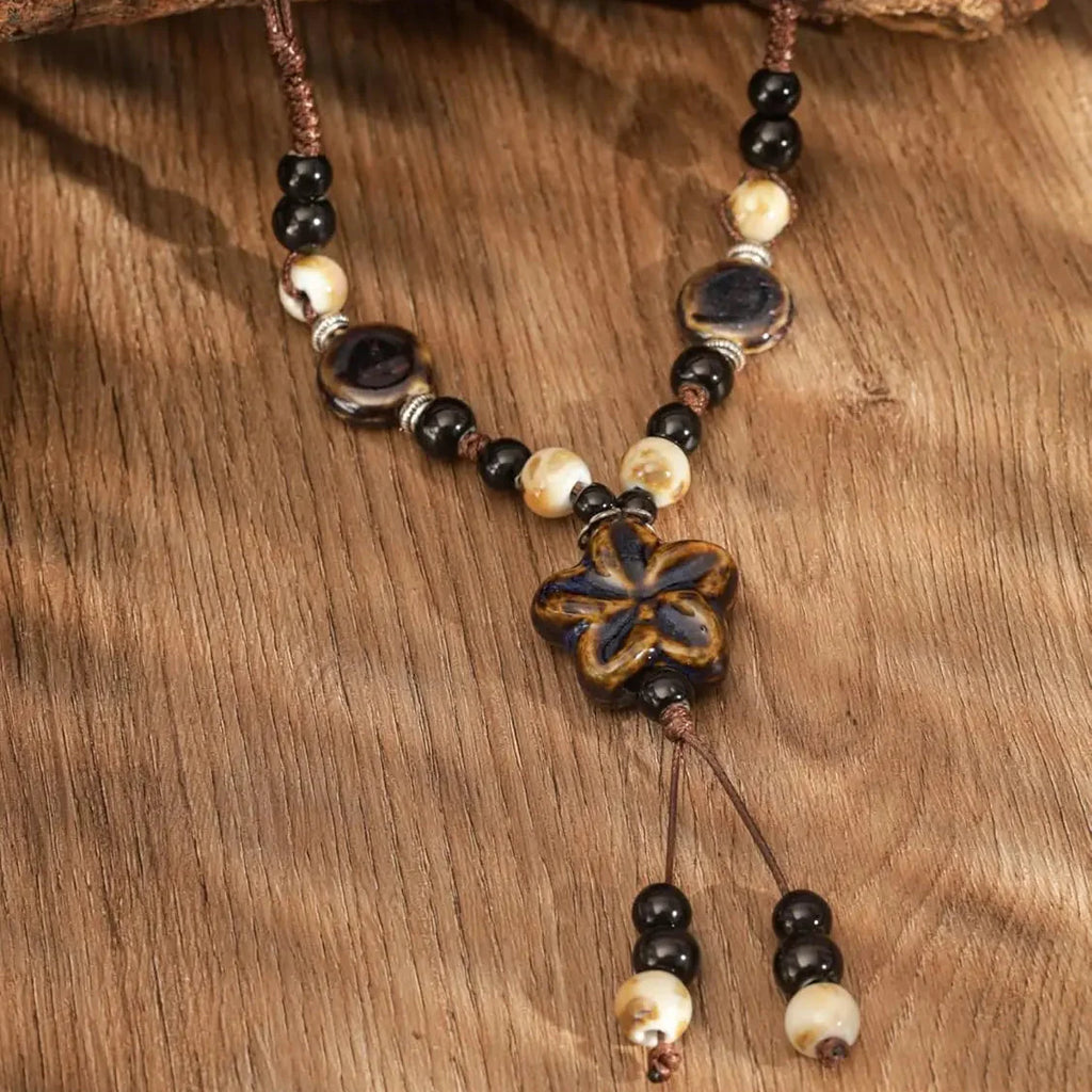Collar de Perlas con Colgante de Flor marrón