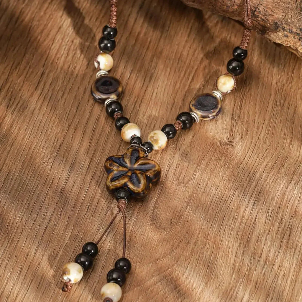 Collar de Perlas con Colgante de Flor marrón