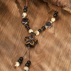 Collar de Perlas con Colgante de Flor marrón