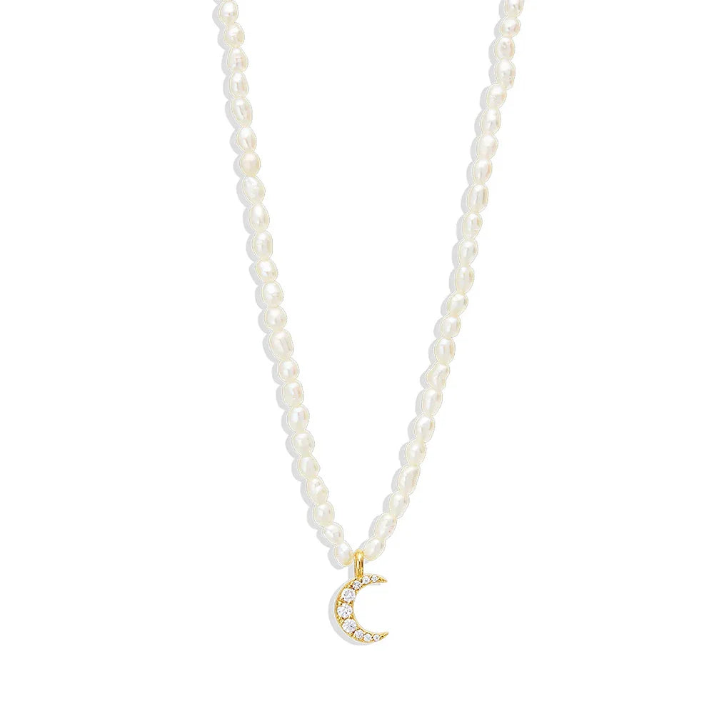 Collar de Perlas con Colgante de Luna