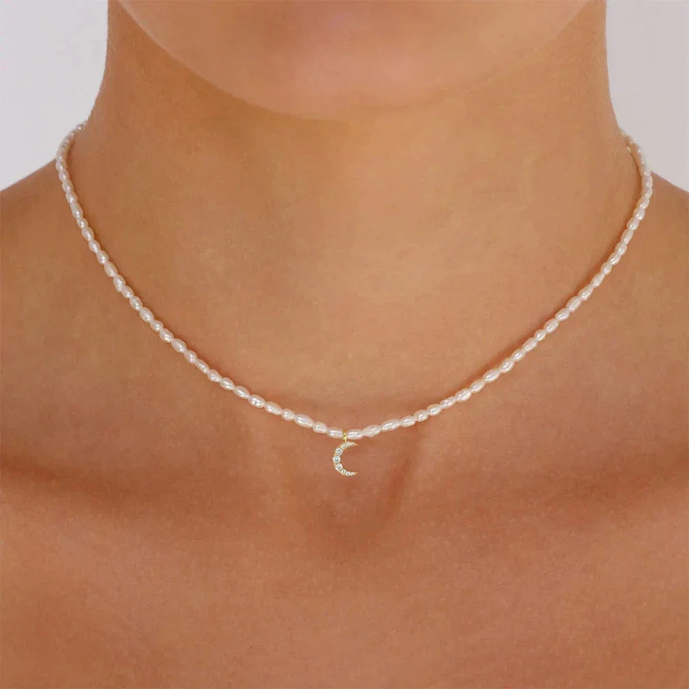 Collar de Perlas con Colgante de Luna