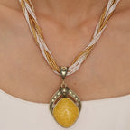 Collar Étnico con Gran Colgante Ovalado amarillo