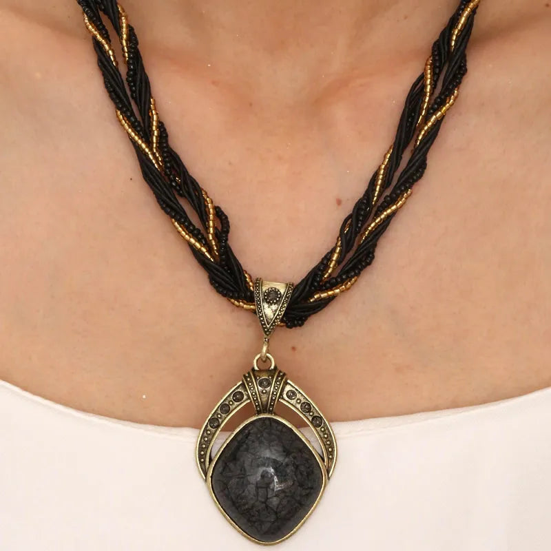 Collar Étnico con Gran Colgante Ovalado negro