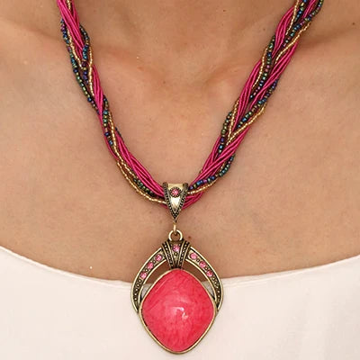 Collar étnico con gran colgante ovalado