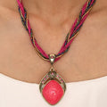Collar étnico con gran colgante ovalado