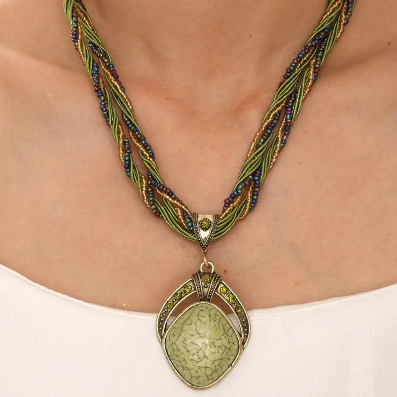 Collar Étnico con Gran Colgante Ovalado verde
