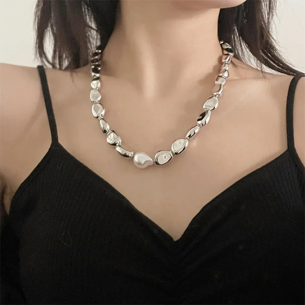 Collar estilo vintage con perlas plateadas