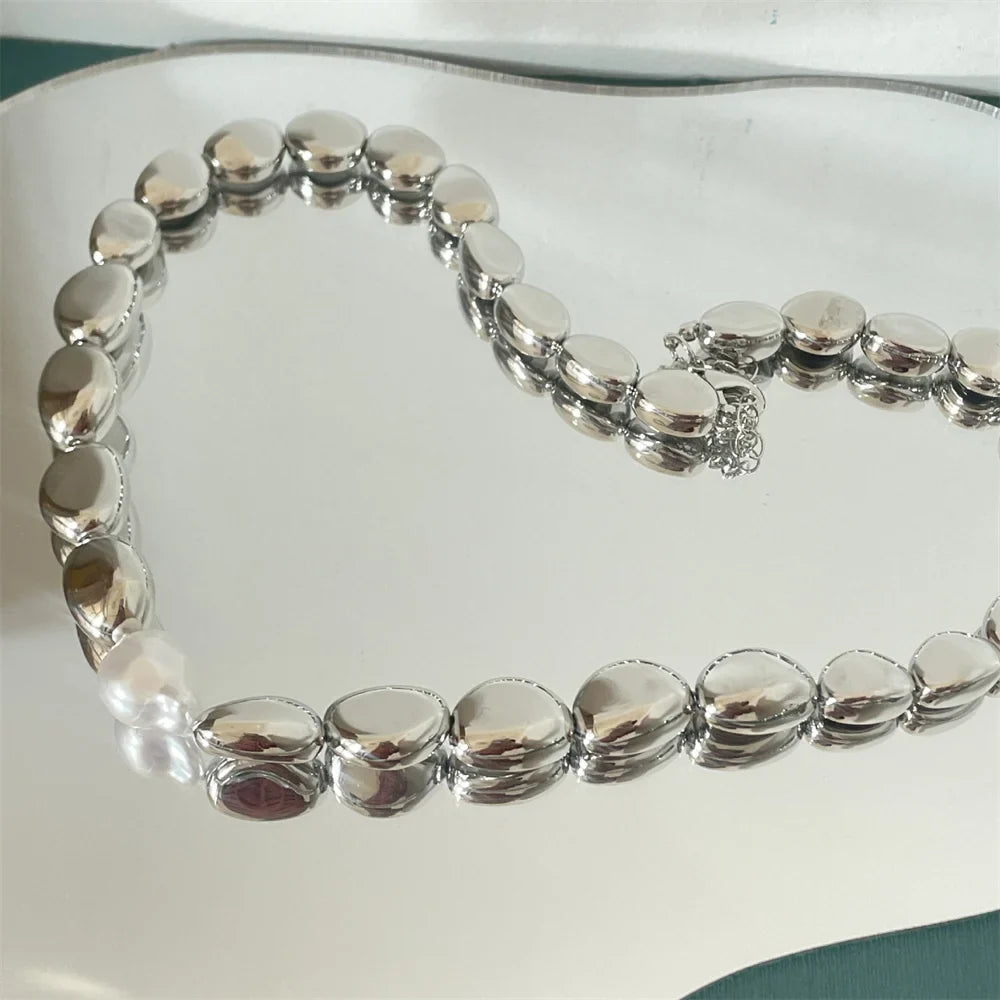Collar estilo vintage con perlas plateadas