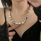 Collar estilo vintage con perlas plateadas