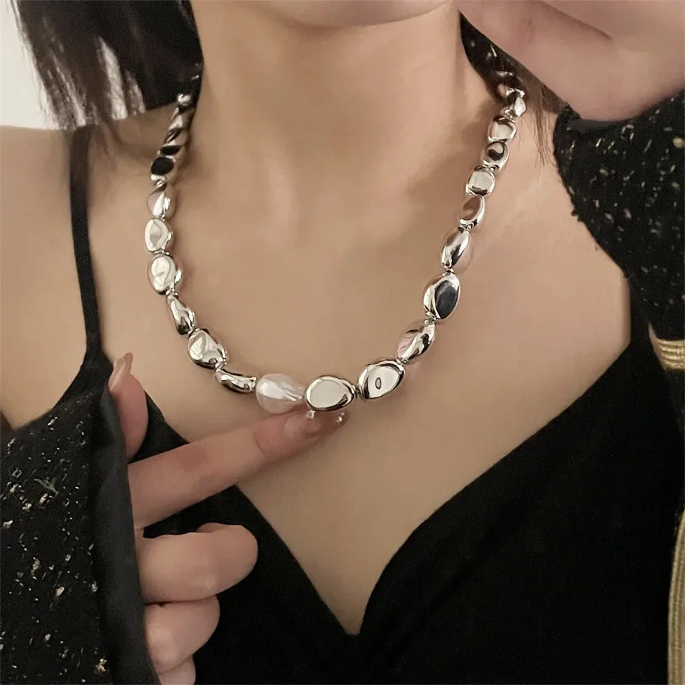 Collar estilo vintage con perlas plateadas