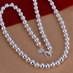 Elegante Collar de Mujer con Perlas Plateadas