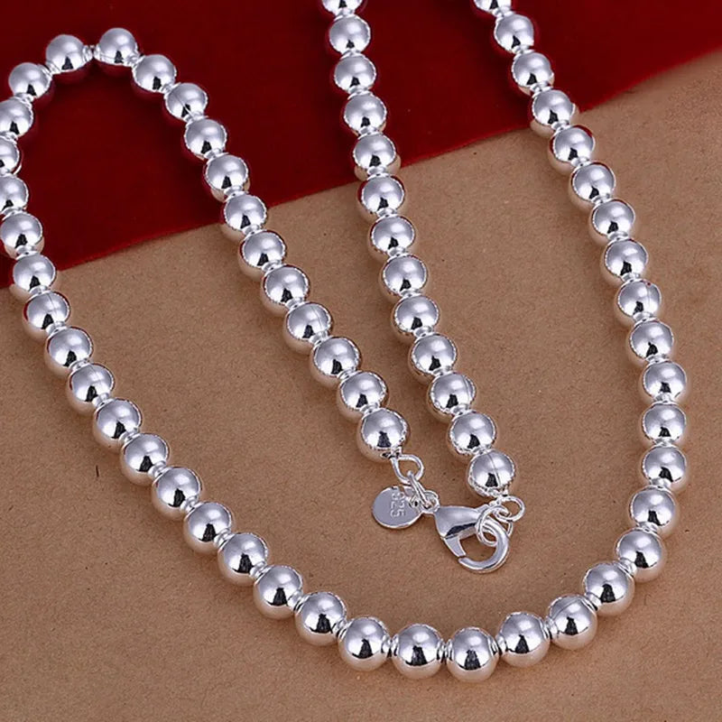 Elegante Collar de Mujer con Perlas Plateadas