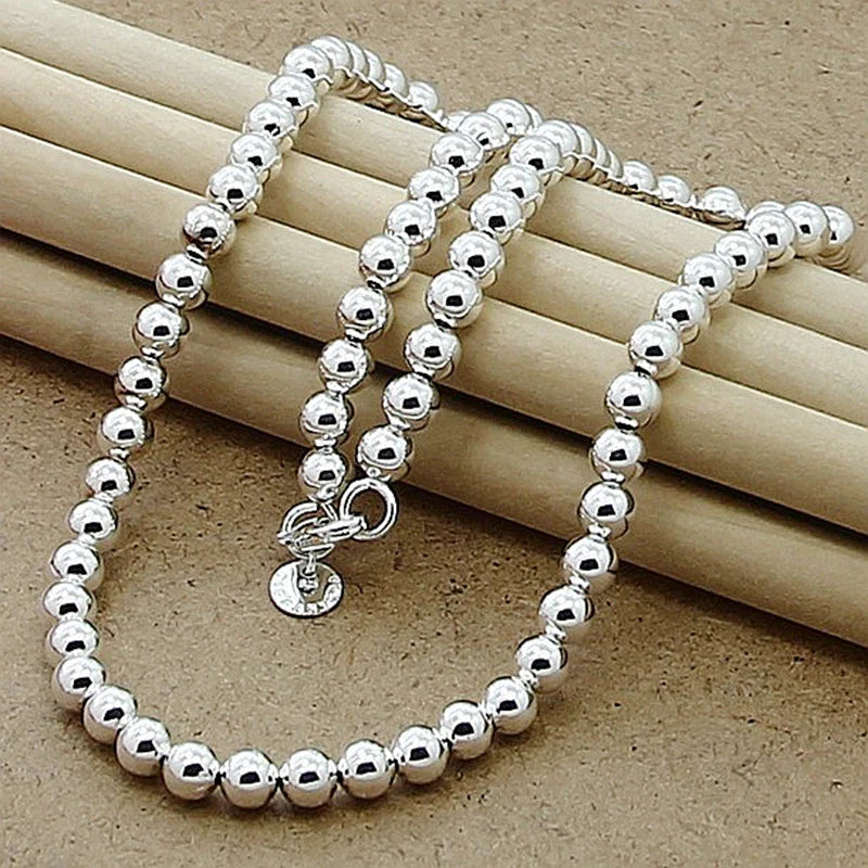 Elegante Collar de Mujer con Perlas Plateadas