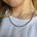 Elegante Collar de Mujer con Perlas Plateadas